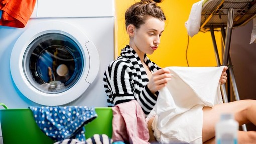 Kaj povzroča luknjice, ki se včasih na tkanini pojavijo po pranju?
