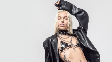 Slovenska glasbenica premika meje, zdaj v igri za nagrado, ki jo je osvojila tudi Dua Lipa