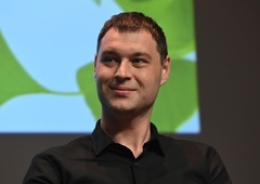 Kordiš ne želi zapustiti stranke, s prstom kaže nazaj in očita ...