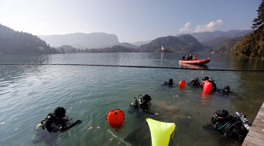 Potapljači so iz Blejskega jezera potegnili nekaj neverjetnega (foto: Luka Dakskobler/Bobo)