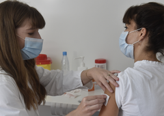 Ne le poživitveni odmerek, NIJZ uvaja tudi sezonski odmerek cepiva proti covidu-19