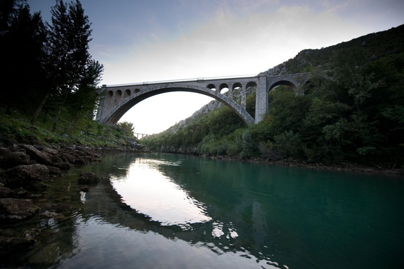 Eden od že obstoječih mostov čez Sočo, ki je tudi najdaljši kamniti most.