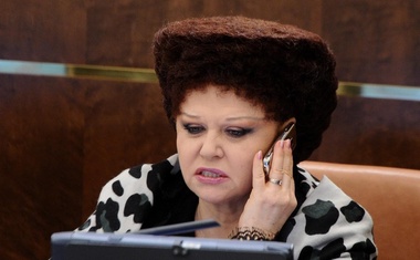 Vsi govorijo le še o frizuri te ruske senatorke (ko jo boste videli, vam bo postalo jasno, zakaj)