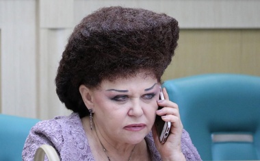 Vsi govorijo le še o frizuri te ruske senatorke (ko jo boste videli, vam bo postalo jasno, zakaj)