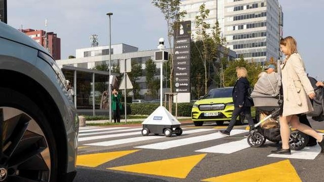 V Ljubljani nam bodo cesto pomagali prečkati roboti (foto: Katja Kodba/STA)