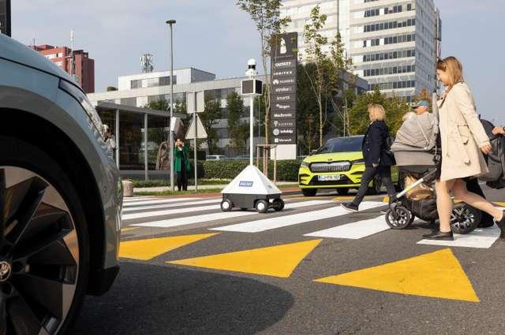 V Ljubljani nam bodo cesto pomagali prečkati roboti (foto: Katja Kodba/STA)
