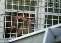 Hude obtožbe: ali v postojnskem Centru za tujce res pretepajo migrante?