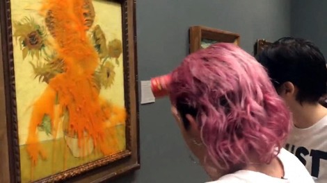 VIDEO: Slavno van Goghovo sliko polili z juho