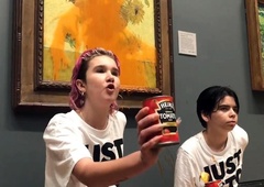 Jezni protestnici vrgli paradižnikovo juho na sliko Vincenta Van Gogha
