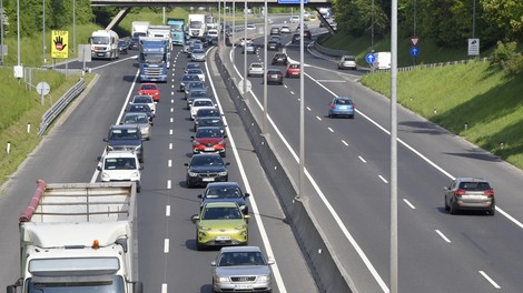 Previdno za volanom! Na več odsekih nastajajo zastoji, napovedano je nočno zaprtje pomembnih tunelov in avtocestnih delov