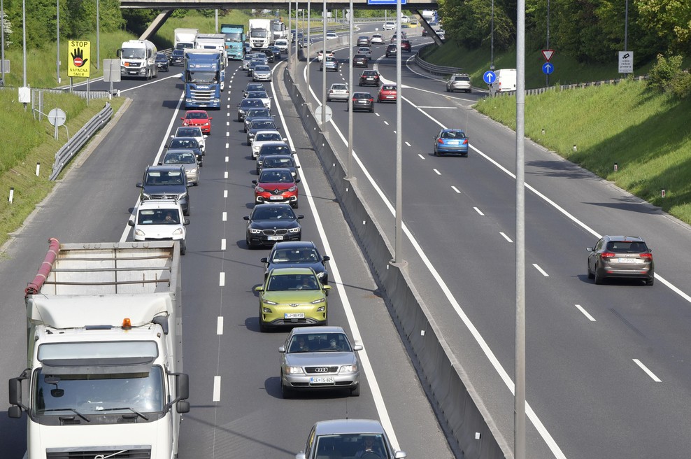 Previdno za volanom! Na več odsekih nastajajo zastoji, napovedano je nočno zaprtje pomembnih tunelov in avtocestnih delov (foto: Bobo)