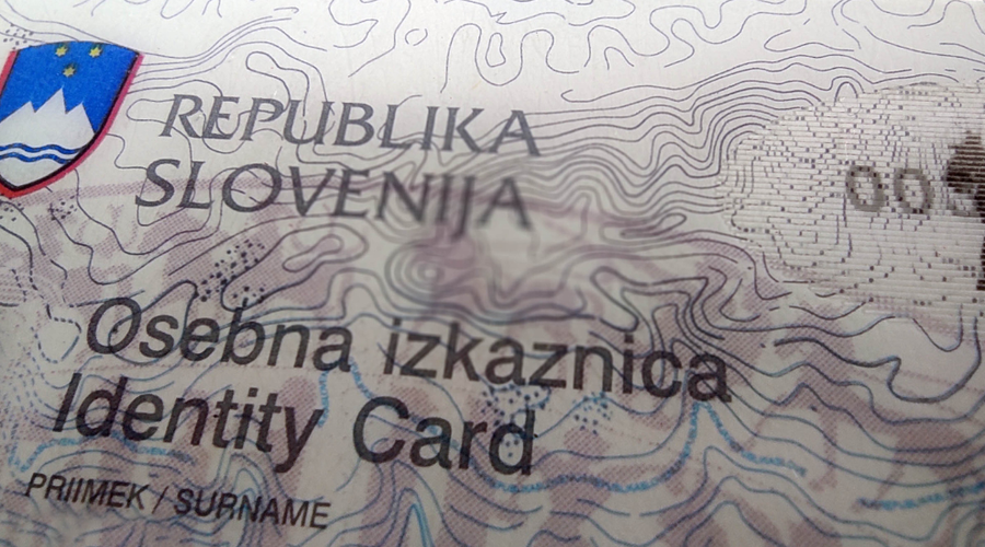 Že veste, kako deluje elektronska osebna izkaznica? Uporaba ni tako preprosta, kot mislite (foto: Srdjan Zivulovic/BOBO)