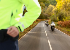 Med divjanjem v roke policistov: z motorjem za več kot dvakrat prekoračil hitrost