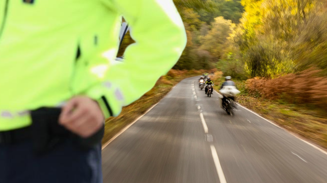 Med divjanjem v roke policistov: z motorjem za več kot dvakrat prekoračil hitrost (foto: Profimedia/Aleksandra Saša Prelesnik/fotomontaža)