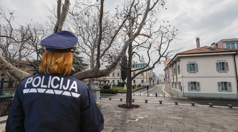 V okolici Kopra odjeknila močna eksplozija: pok slišali po več okoliških vaseh (foto: Profimedia/Borut Živulovič/Bobo/fotomontaža)