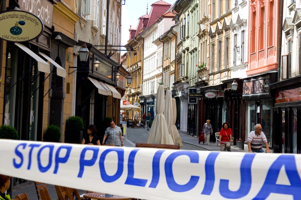 Sredi Ljubljane se je moral sleči in roparjem izročiti svoja oblačila (foto: Profimedia/Bobo/fotomontaža)