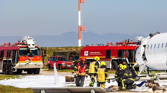 Vojaki, gasilci in reševalci strnili vrste in pomagali udeležencem letalske nesreče na Dolenjskem (foto: Facebook/Slovenska vojska)
