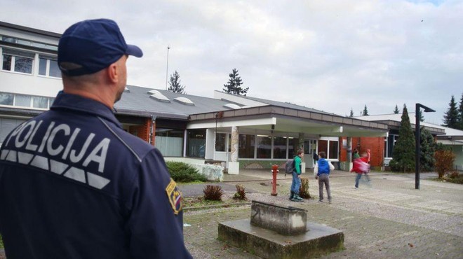 Zaskrbljeni starši: mlajši moški se pri tej slovenski osnovni šoli razkazuje otrokom (foto: OŠ Preserje/Bobo/fotomontaža)