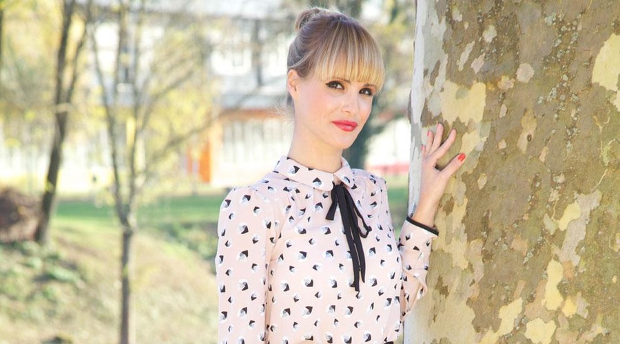 Res verjamete, da ta znana voditeljica nosi pregrešno draga oblačila? Ne boste verjeli, kje jih v resnici dobi (foto: Aleksandra Saša Prelesnik)