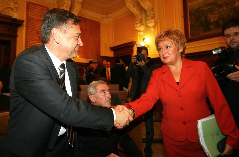 17. novembra 2006 je z dotedanjo županjo Danico Simšič opravil primopredajo poslov.