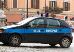 Gnusen zločin: policistko je po končani nočni izmeni spolno napadel migrant