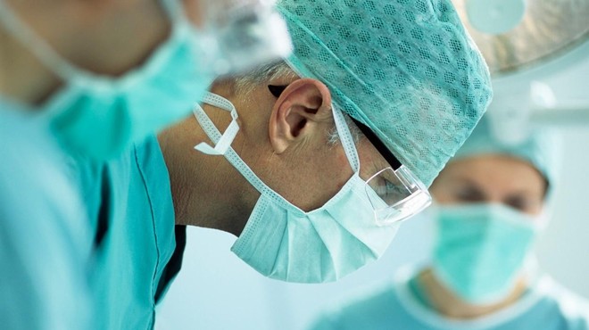 Znani kirurg povzročil smrt 24 ljudi in zaslužil 1,6 milijona evrov (foto: Profimedia)