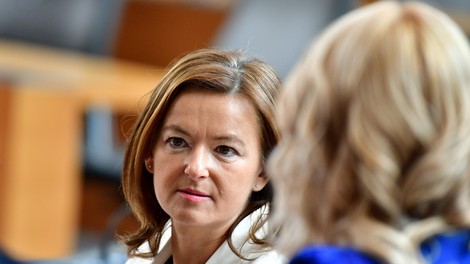Nedopustna napaka Makedoncev ob obisku Tanje Fajon: poglejte, kakšno zastavo so postavili na mizo