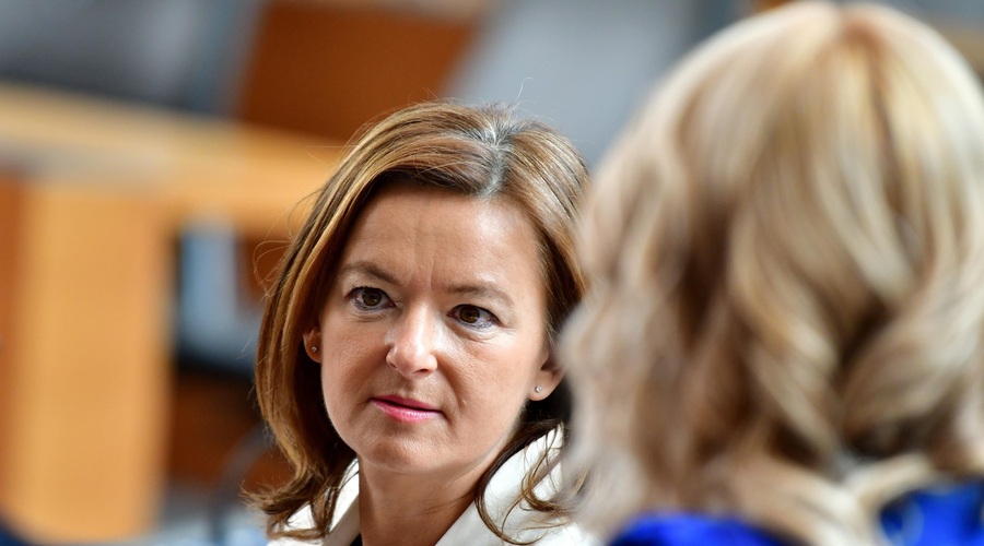 Nedopustna napaka Makedoncev ob obisku Tanje Fajon: poglejte, kakšno zastavo so postavili na mizo (foto: Profimedia)