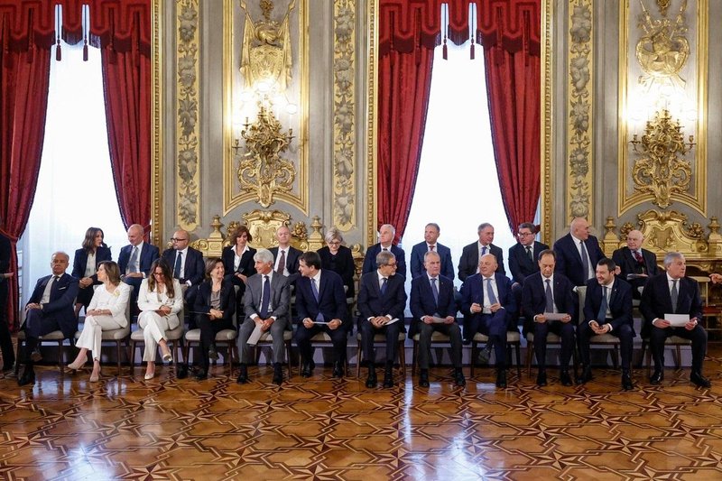 Šest od 24 ministrstev bodo po novem vodile ženske.