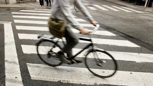 Policija išče neznanega kolesarja: ste videli nesrečo?