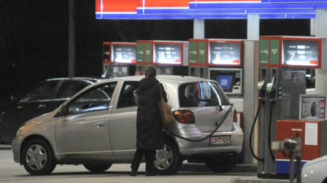 Od polnoči višje cene bencina: koliko bo treba po novem odšteti za liter?