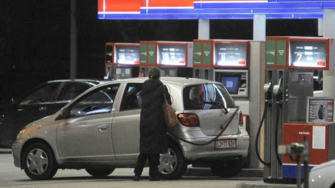 Od polnoči višje cene bencina: koliko bo treba po novem odšteti za liter? (foto: Bor Slana/Bobo)