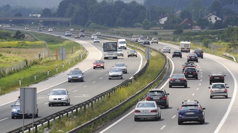 Zakaj je zaprt vozni pas pred Vrhniko?
