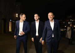 FOTO: Janez Janša brez besed vkorakal v Logarjev štab