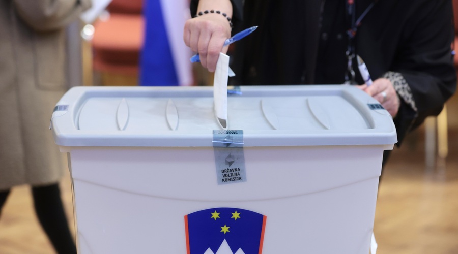 Koliko ljudi je volilo na drugi dan predčasnega glasovanja? (foto: Borut Živulovič/Bobo)