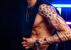 Mladi glasbenik spremenil videz: oboževalce šokiral z ogromno tetovažo