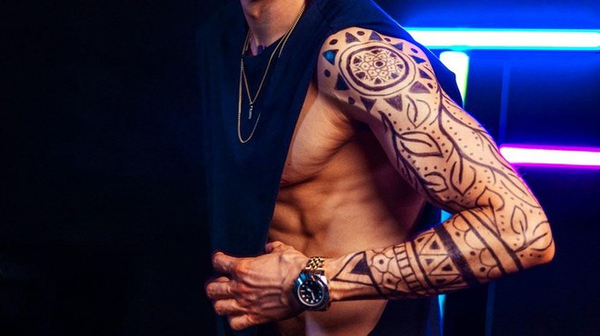 Mladi glasbenik spremenil videz: oboževalce šokiral z ogromno tetovažo (foto: Jan Rozman)