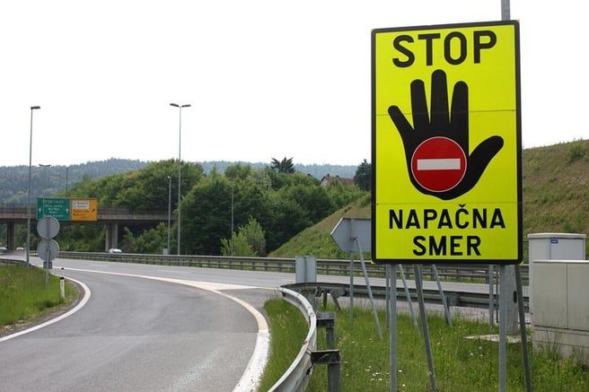 Pijan in zadet na avtocesti v napačno smer, trčil v tri vozila