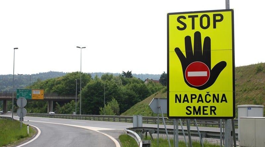 Pijan in zadet na avtocesti v napačno smer, trčil v tri vozila (foto: Infopot)