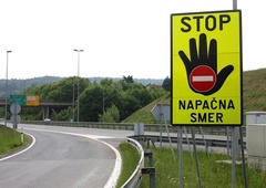 Pijan in zadet na avtocesti v napačno smer, trčil v tri vozila