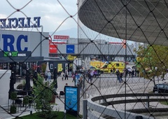 Pred trgovino na Rudniku zapeljal v ljudi, poškodovanih več oseb