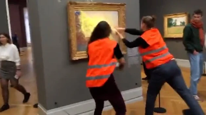 Aktivisti napadli tudi Monetovo sliko, vredno 111 milijonov evrov (foto: MetroUK/Twitter)