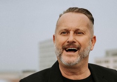 Nikoli ne uganete, koga je v novem videospotu gostil priljubljeni slovenski glasbenik