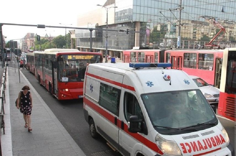 Groza v jutranjih urah: tramvaj v središču mesta iztiril in z vso silo treščil v stavbo (foto: Profimedia)