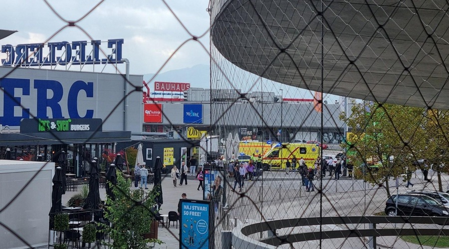 Tragično: voznik, ki je pred ljubljansko trgovino zapeljal v ljudi, je umrl (foto: Twitter/overlord_tm)