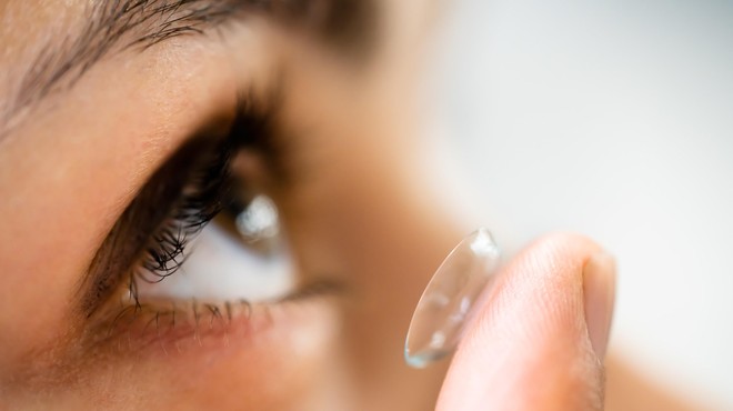 VIDEO: Le kaj je počela? Ženski iz očesa odstranili kar 23 kontaktnih leč (foto: Profimedia)