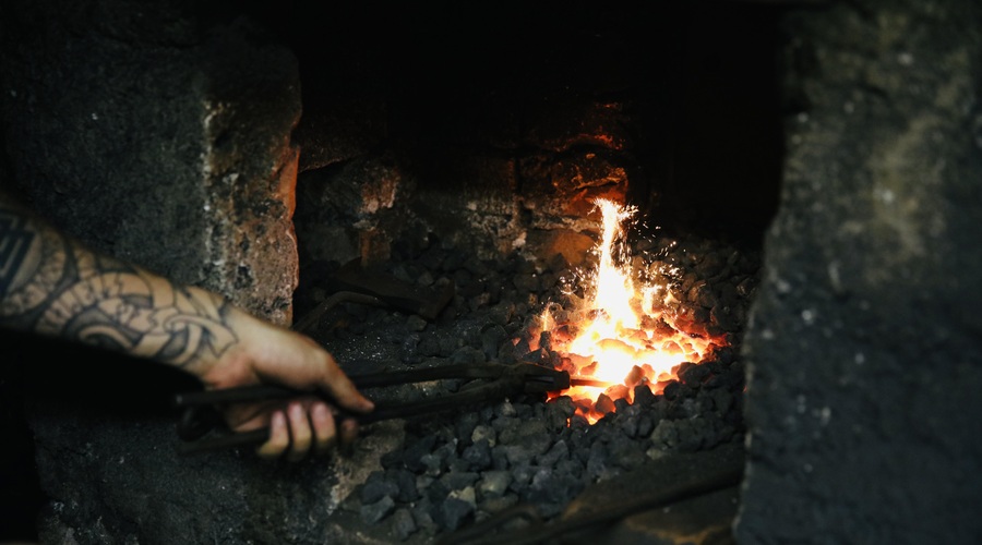 Dober glas seže v deveto vas: mladi slovenski kovač za zvezdnika priljubljenih ameriških filmov izdelal 'bojno sekiro' (foto: Aleksandra Saša Prelesnik)