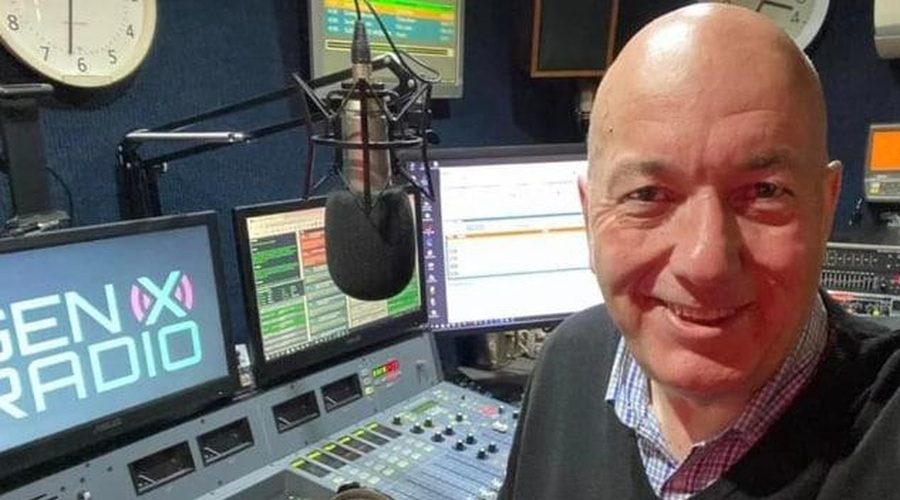 Radijski voditelj nenadoma umrl med vodenjem oddaje v živo, sodelavci so šokirani (foto: Twitter/nextradio_ug)
