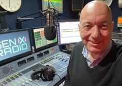 Radijski voditelj nenadoma umrl med vodenjem oddaje v živo, sodelavci so šokirani