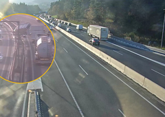 Na štajerski avtocesti je voznik osebnega avtomobila pristal na strehi: nastal je več kilometrov dolg zastoj!